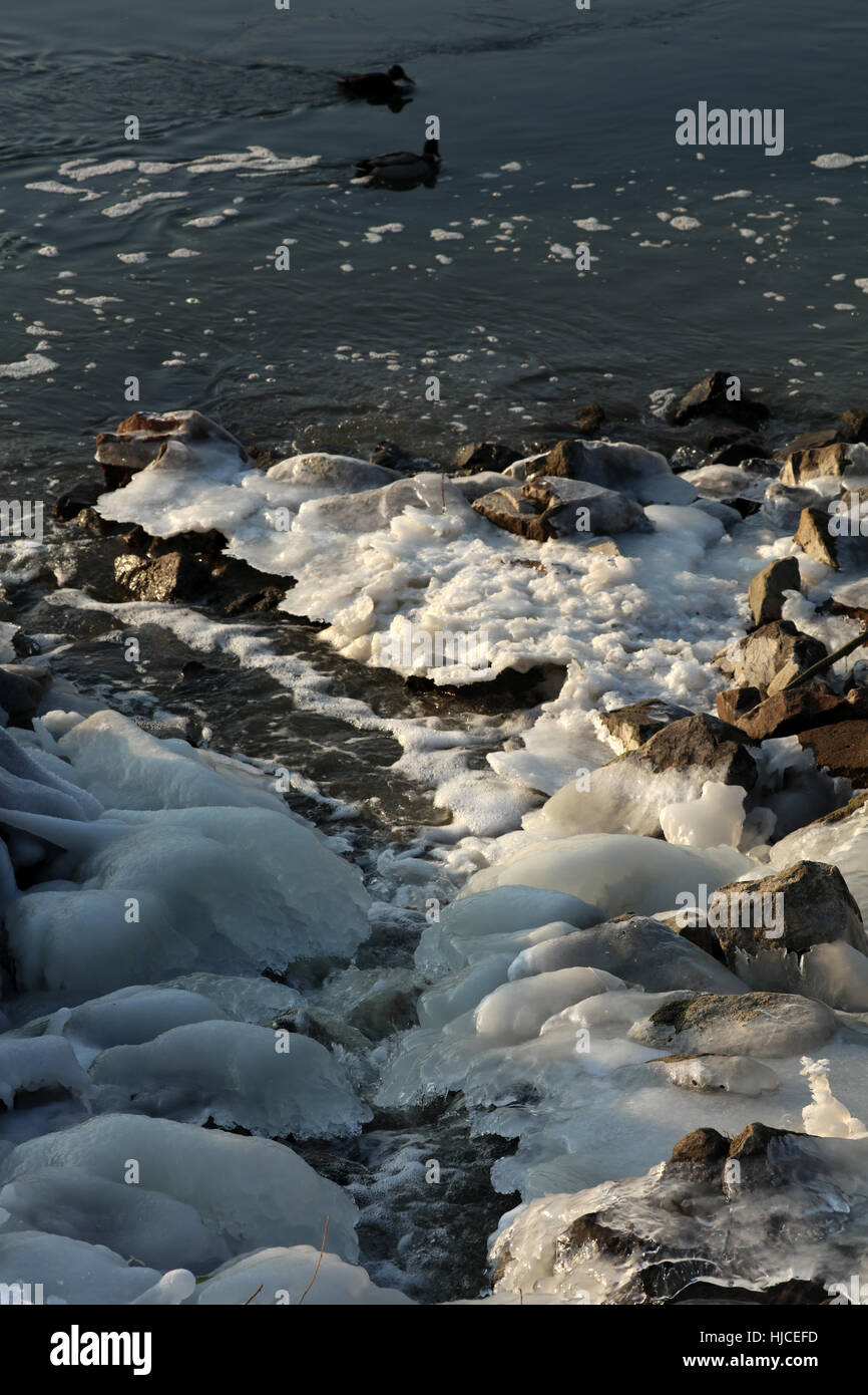 Zugefrorener Fluß im inverno Foto Stock