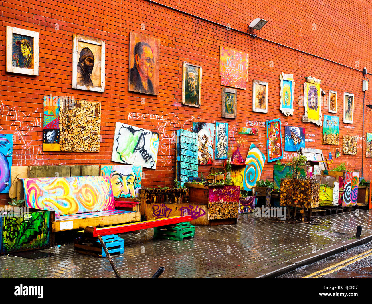Opere d'arte in Behhive Street di Brixton - Londra, Inghilterra Foto Stock