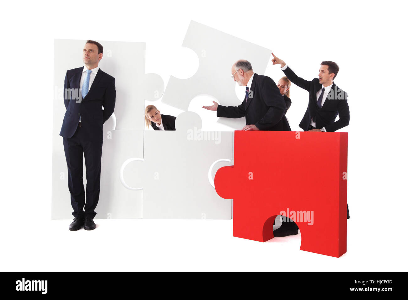 Imprenditore pigro non vuole lavorare con team di puzzle di assemblaggio Foto Stock