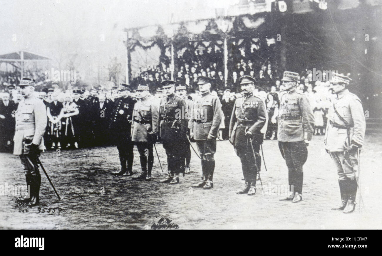Antique c1918 fotografia, alleati dei generali. A sinistra è il generale Philippe Pétain, in procinto di essere promosso Maresciallo di Francia. Dietro di lui da sinistra a destra - il Maréchal Joffre e il Maresciallo Foch (Francia), Maresciallo di Campo Haig (Inghilterra), il generale Pershing (USA), Gillain generale (Belgio), il generale Albricci (Italia), e il generale Haller (Polonia). Foto Stock