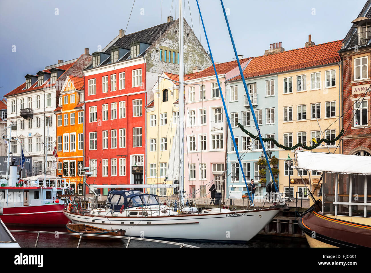 Le navi e gli edifici colorati in area di Nyhavn di Copenaghen. Foto Stock