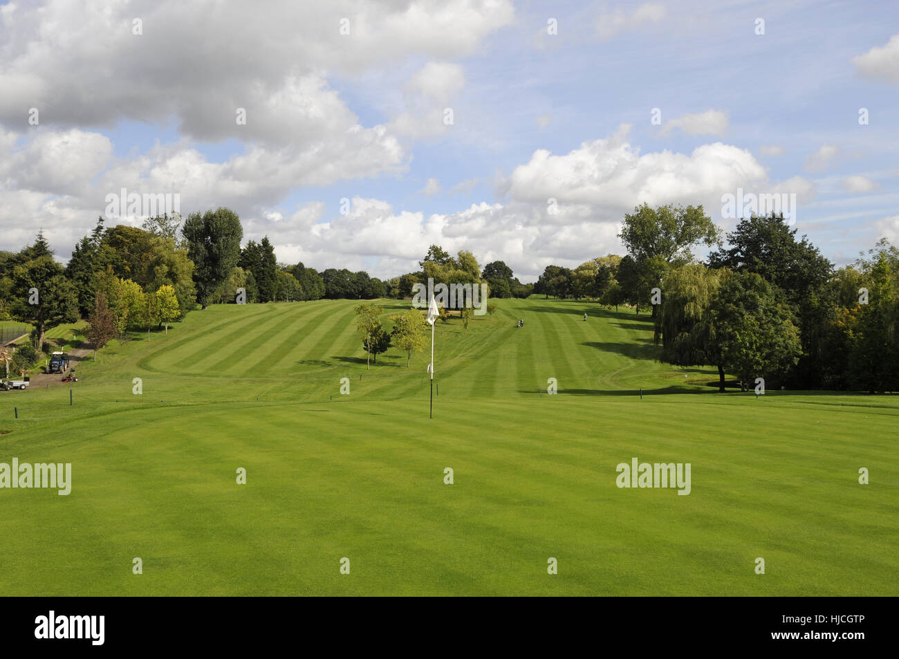 Vista su xviii verde con bandiera di entrambi del XVIII e 1° fairway, Chigwell Golf Club Bondeno (FE) Inghilterra England Foto Stock