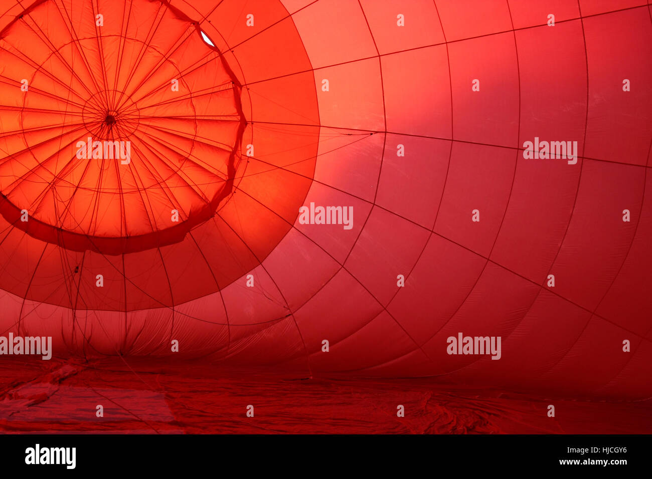 Interni rossi di una mongolfiera Foto Stock