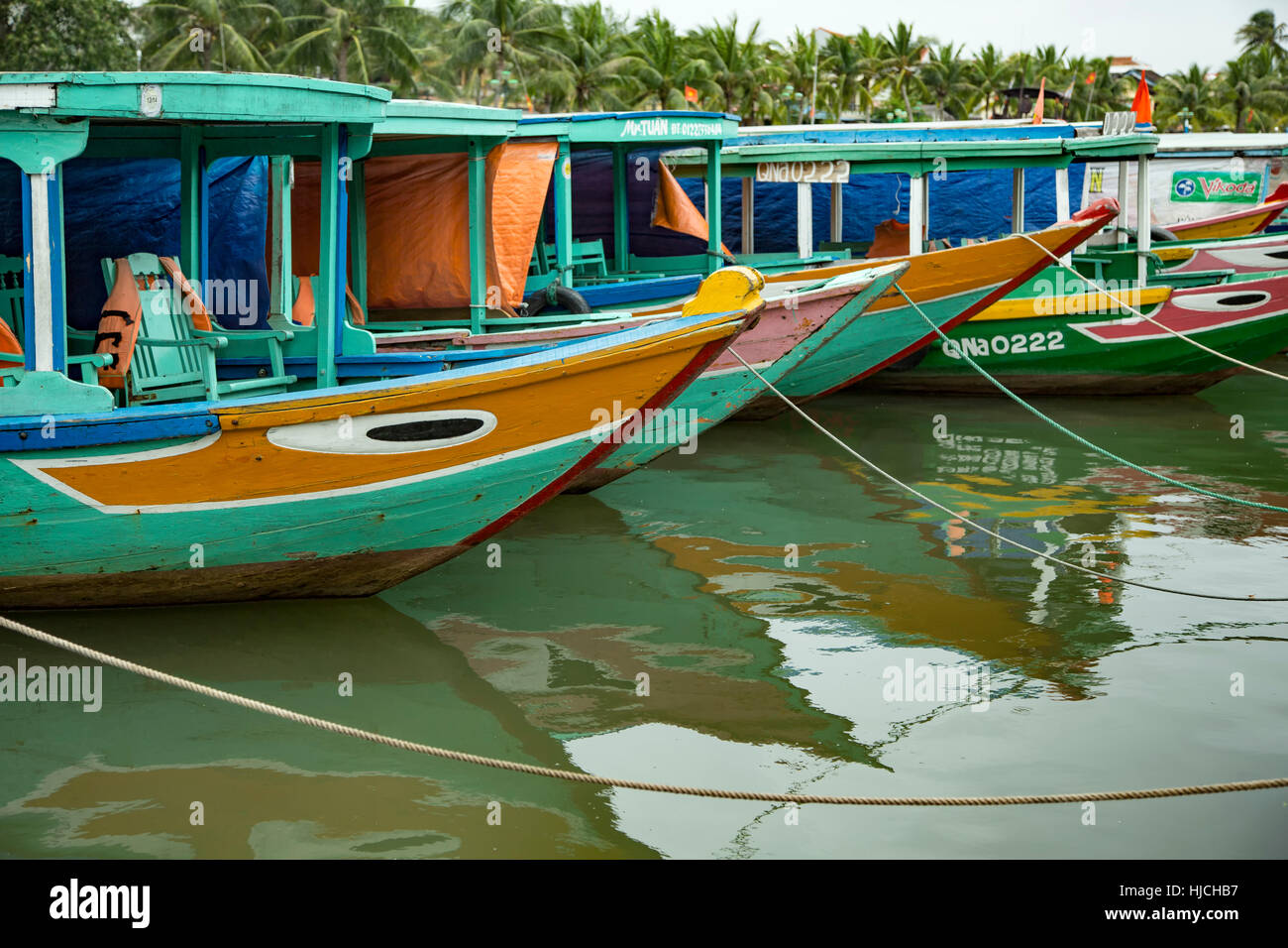 Barche in legno su Thu Bon River, Hoi An, Vietnam Foto Stock