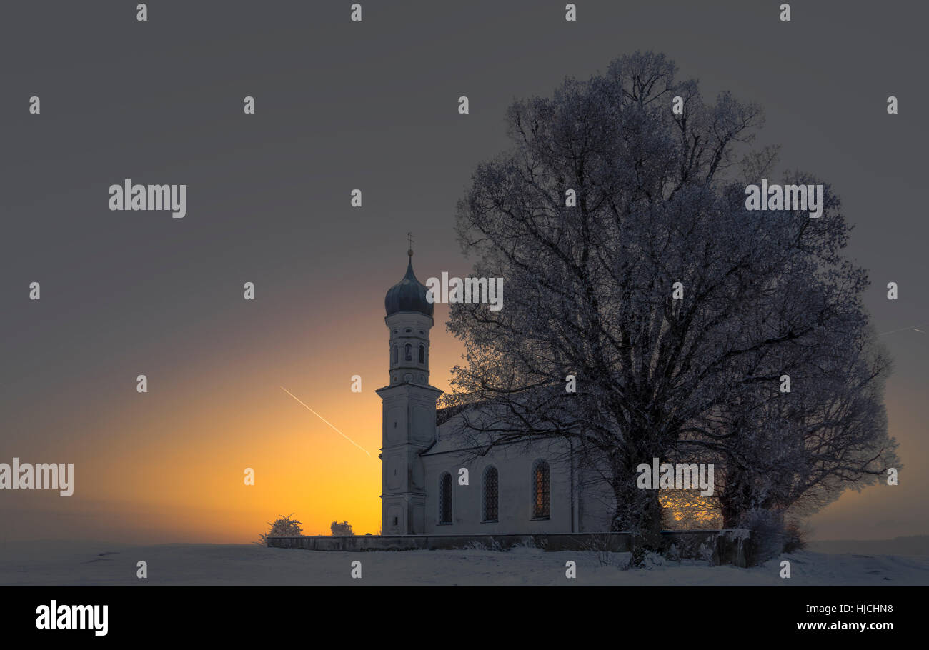 Inverno sunrise vicino alla chiesa catolic, fantastica natura paesaggio, sfondo Foto Stock