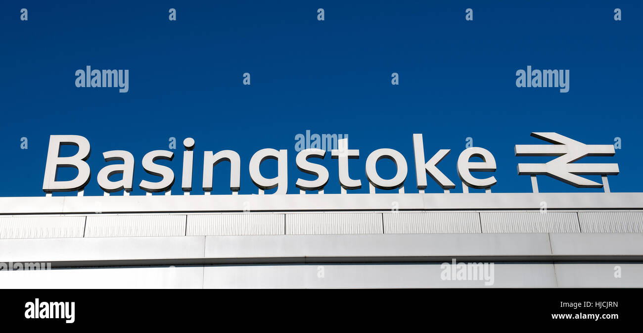 Segno sopra l'entrata di Basingstoke stazione ferroviaria, Basingstoke, Hampshire, Inghilterra, Regno Unito Foto Stock