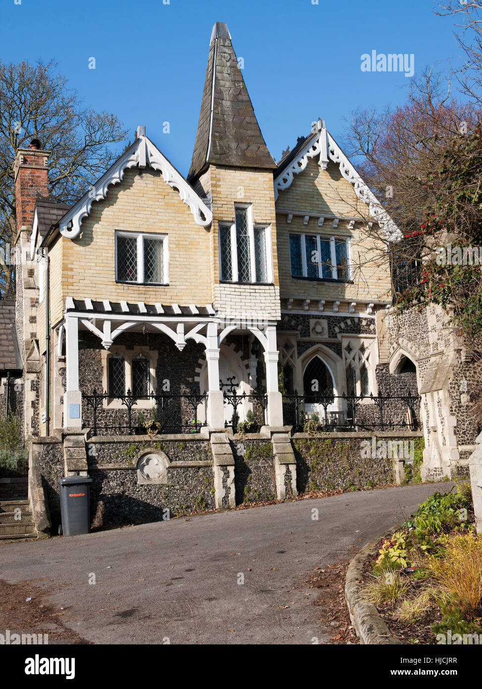 Gotico vittoriano custode cimitero's Lodge all'entrata di Holy Ghost cimitero, Chapel Street, Basingstoke, Hampshire, Regno Unito. Foto Stock