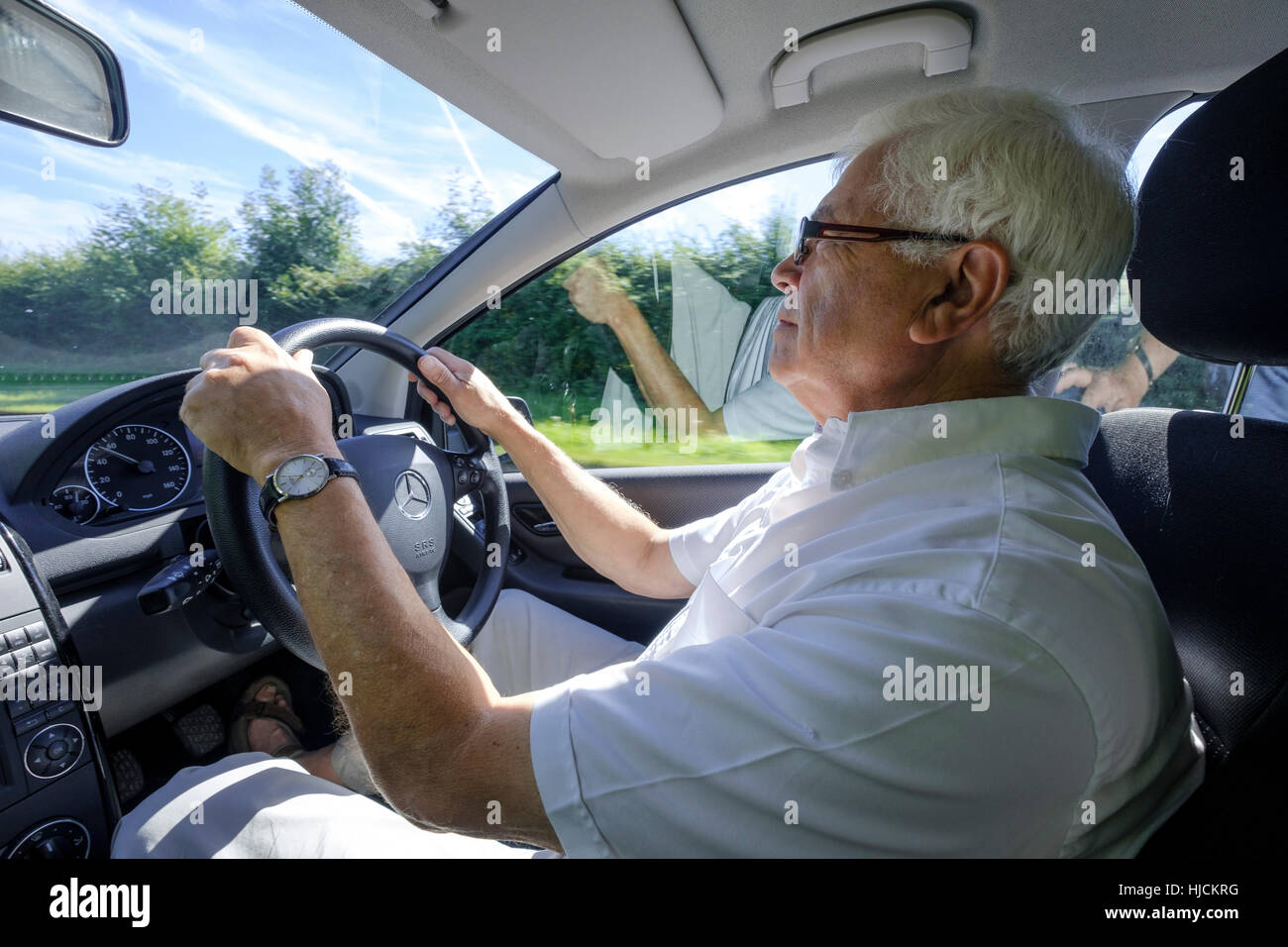Uomo in pensione, agli inizi degli anni settanta, nel sedile di guida di 4x4 AUTO, SUV England Regno Unito Foto Stock