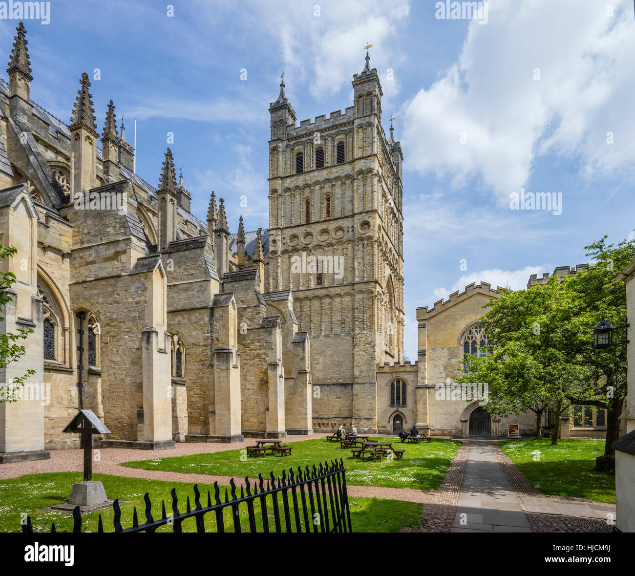 Gran Bretagna, Sud Ovest Inghilterra, Devon, Exeter, Cattedrale di Exeter, vista dei giardini della cattedrale e la Torre Sud Foto Stock Gran Bretagna, Sud Ovest Inghilterra, Devon, Exeter, Cattedrale di Exeter, vista dei giardini della cattedrale e la Torre Sud Foto Stock