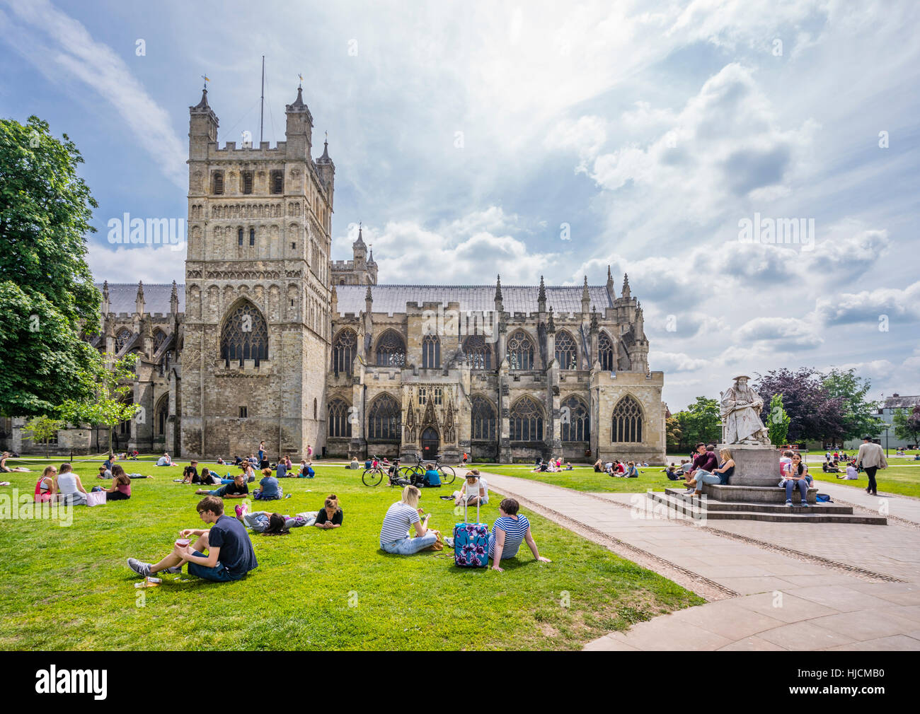 Gran Bretagna, Sud Ovest Inghilterra, Devon, Exeter, Exeter Cathedral e il Richard Hooker statua Foto Stock