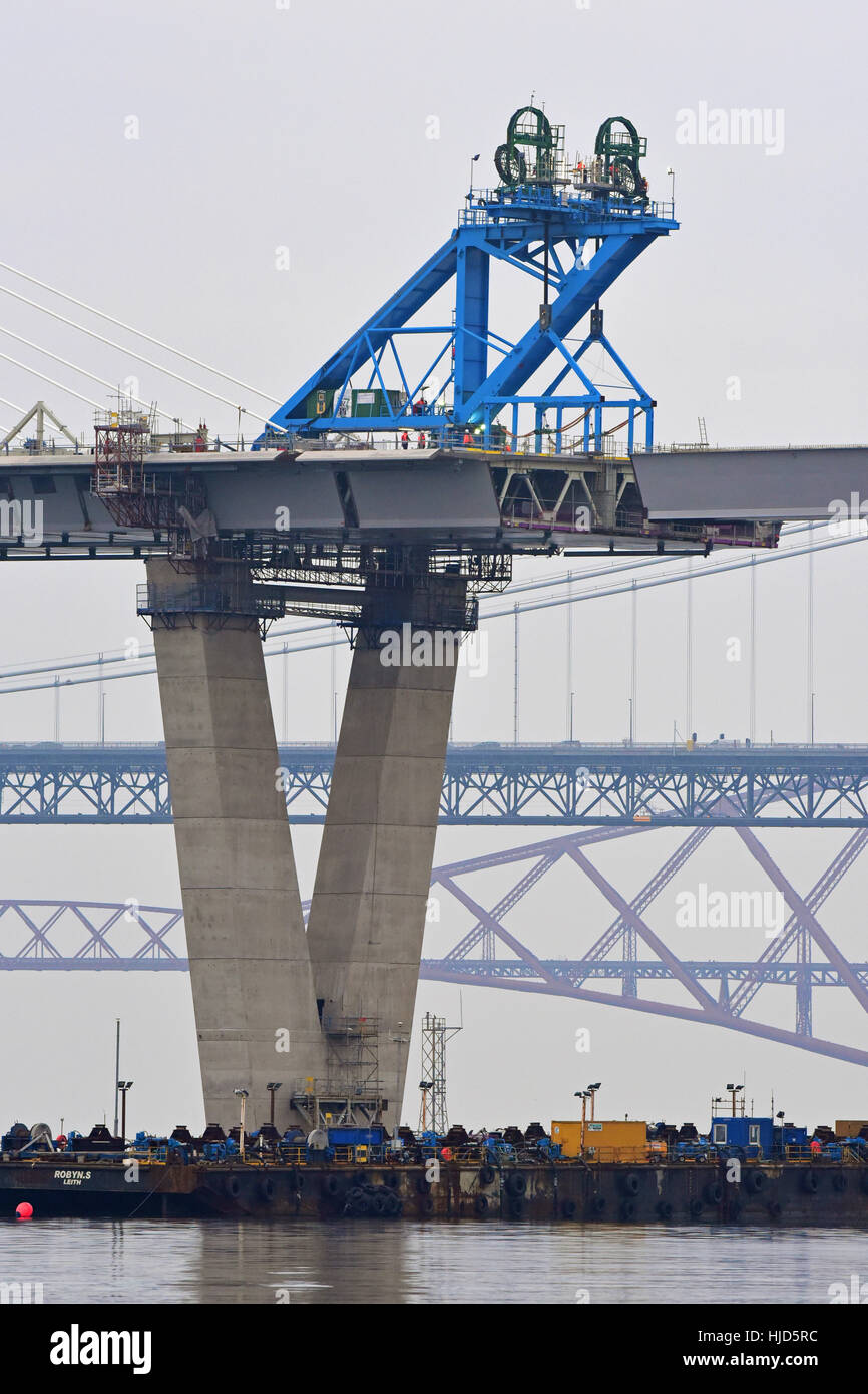 Edimburgo, Scozia, Regno Unito, 23 gennaio, 2017. L'ultimo ma un ponte a sezione per completare la Queensferry attraversando ponte span sul Forth Estuary è sollevato in posizione, con il tratto finale dovrebbe essere posto in essere nel corso delle prossime settimane. Il celeberrimo Ponte di Forth Rail e a quelle esistenti di Forth Road Bridge sono in background.Il nuovo ponte sarà il più lungo tre-torre-cavo alloggiato ponte del mondo. © Ken Jack / Alamy Live News Foto Stock