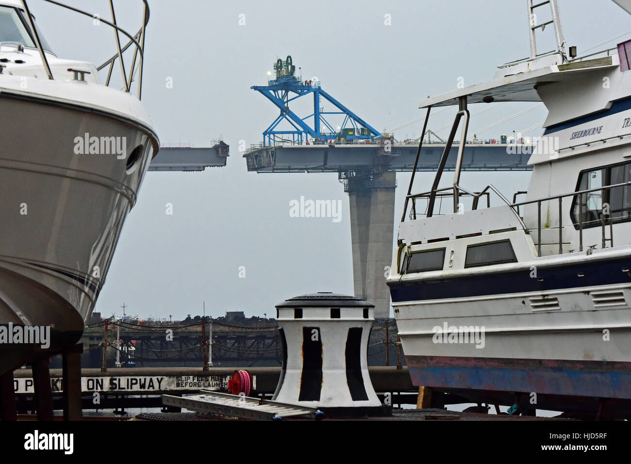 Edimburgo, Scozia, Regno Unito, 23 gennaio, 2017. L'ultimo ma un ponte a sezione per completare la Queensferry attraversando ponte span sul Forth Estuary è sollevato in posizione, con il tratto finale dovrebbe essere posto in essere nel corso delle prossime settimane. Il nuovo ponte sarà il più lungo tre-torre-cavo alloggiato ponte del mondo. © Ken Jack / Alamy Live News Foto Stock