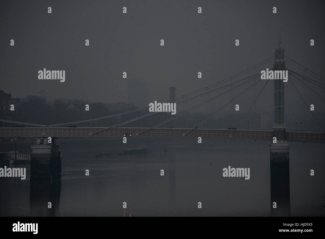 Ponte di Battersea, Londra, Regno Unito. 23 gennaio, 2017. Una nebbiosa Rush Hour conduce a oscurate le viste attraverso albert ponte verso Battersea Power Station. Londra 23 Jan 2017 Credit: Guy Bell/Alamy Live News Foto Stock