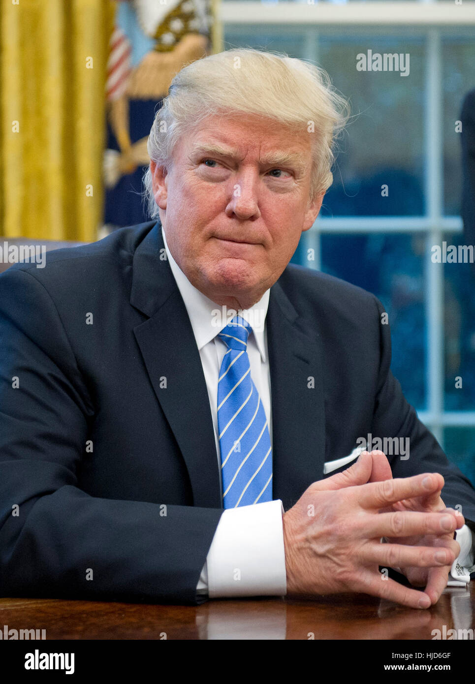 Il Presidente degli Stati Uniti, Donald Trump si prepara a firmare tre ordini esecutivi nell'Ufficio Ovale della Casa Bianca di Washington, DC il lunedì, 23 gennaio 2017. Esse riguardano il ritiro degli Stati Uniti dal partenariato Trans-Pacific (TPP), un governo USA congelamento delle assunzioni per tutti i reparti ma il militare, e "Messico City' che vieta il finanziamento federale di aborti all'estero. Credito: Ron Sachs/Piscina via CNP - nessun filo servizio- foto: Ron Sachs/consolidato Notizie Foto/Ron Sachs - Piscina via CNP Foto Stock