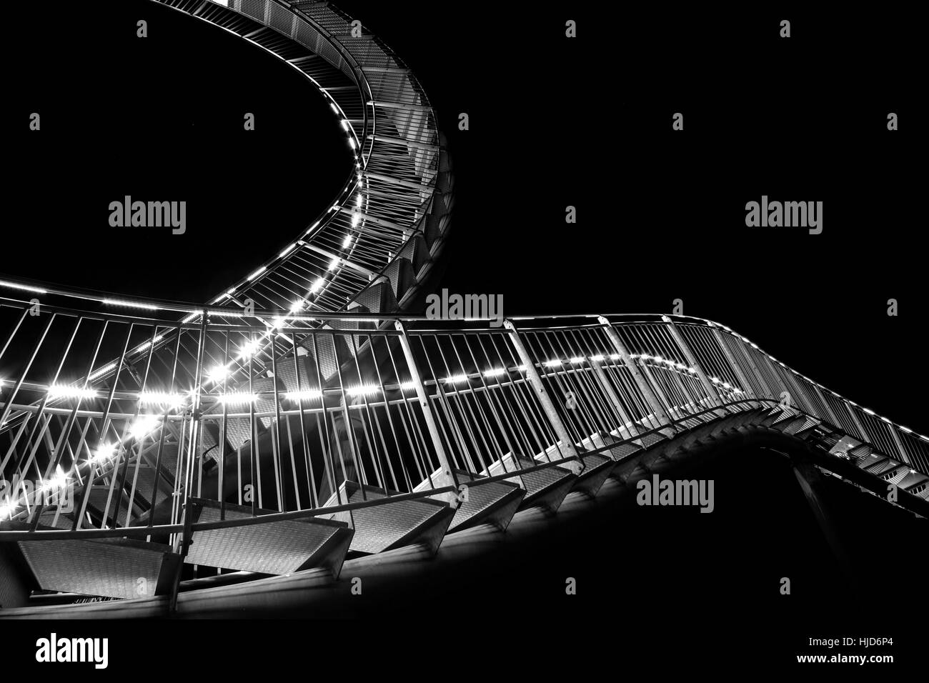 Duisburg, Germania. Xix gen, 2017. La scultura "Tiger und Turtle - Magic Mountain" come si vede di notte a Duisburg in Germania, 19 gennaio 2017. - Nessun filo servizio- foto: Kevin Kurek/dpa/Alamy Live News Foto Stock