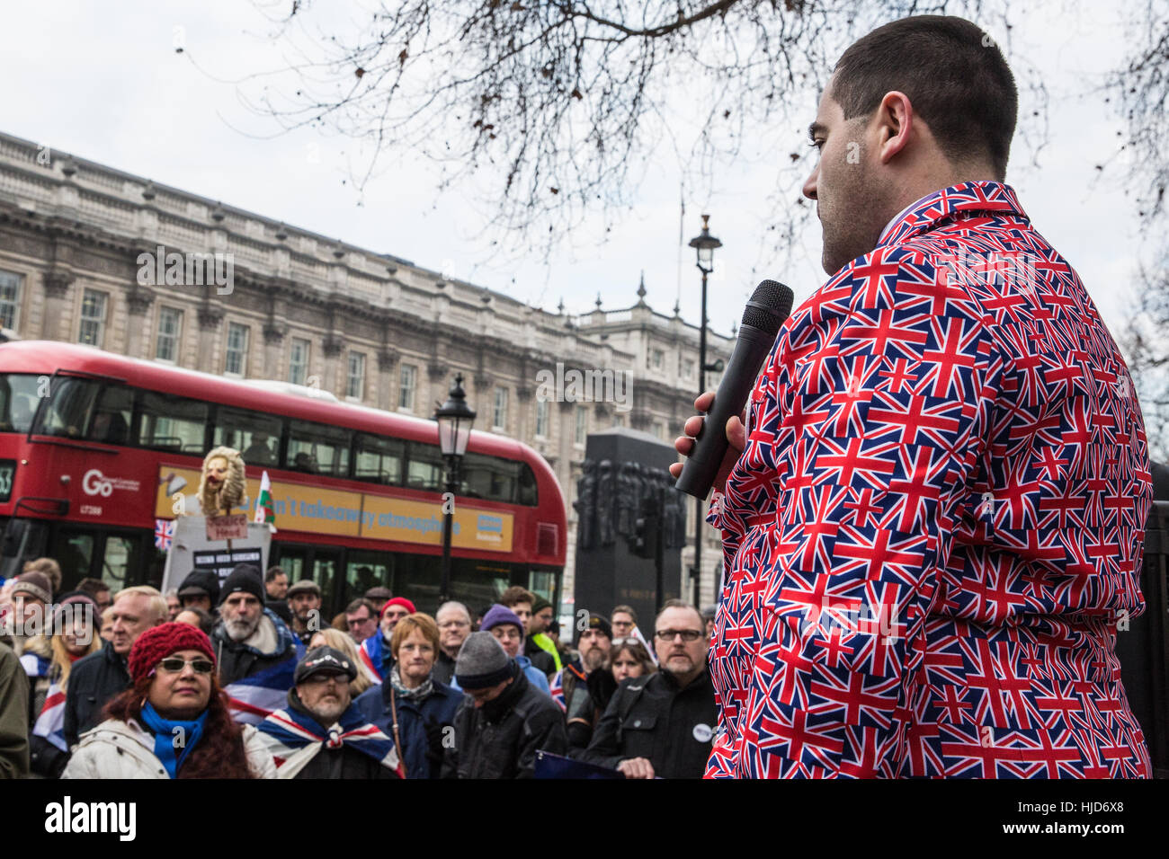 Londra, Regno Unito. 23 gennaio, 2017. Contrassegnare Childs, vicepresidente del ramo di Rugby di UKIP, indirizzi pro-Brexit attivisti che frequentano un 'Brexit tranquillo forte e orgoglioso' rally al di fuori di Downing Street. Gli attivisti intendono assicurare che l'UE voto referendario è implementata. Credito: Mark Kerrison/Alamy Live News Foto Stock