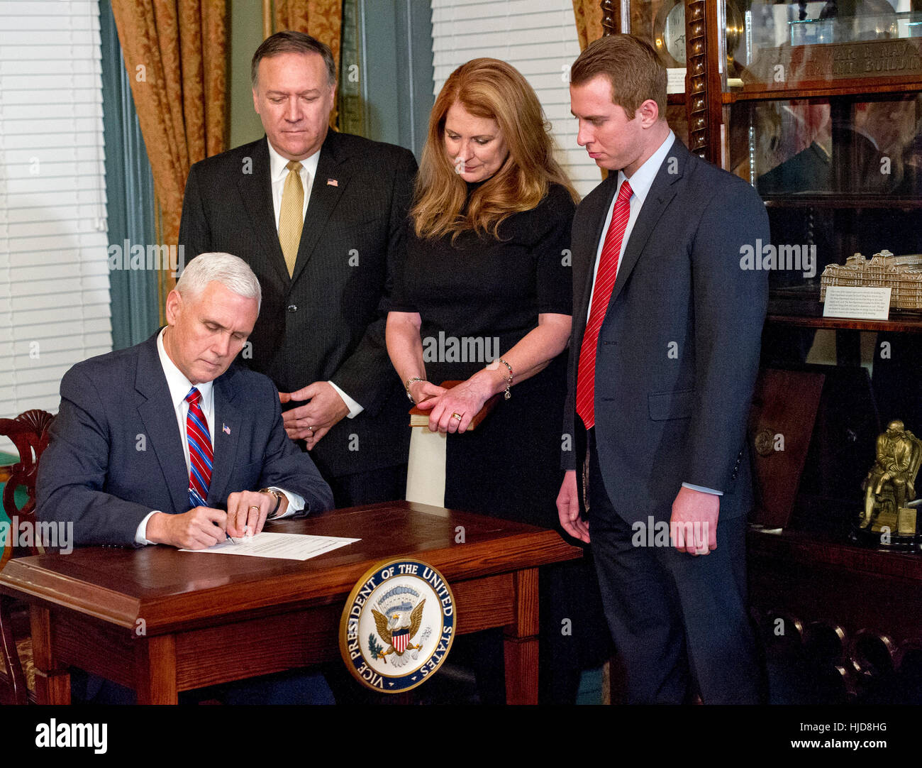 Washington DC, Stati Uniti d'America. 23 gen 2017. Il Vicepresidente degli Stati Uniti Mike Pence, sinistra, firma la dichiarazione giurata di nomina dopo il rappresentante statunitense Mike Pompeo (Repubblicano del Kansas), il centro sinistra, prestato giuramento come direttore della Central Intelligence Agency (CIA) nella Vice presidente dell Ufficio Cerimoniale presso la Casa Bianca di Washington, DC il lunedì, 23 gennaio 2017. Pompeo era accompagnato da sua moglie Susan, centro a destra, e suo figlio, Nick, destra. Credito: MediaPunch Inc/Alamy Live News Foto Stock