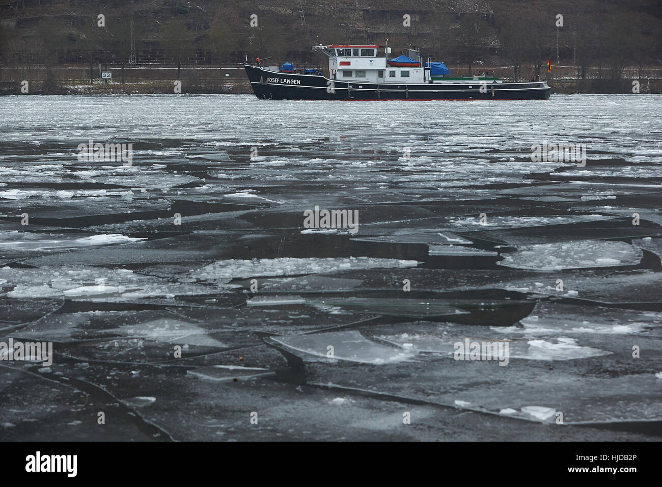 Oberfell, Germania. 24 gen 2017. L'ice breaker Josef Langen mantiene un percorso chiaro sul fiume Mosella vicino Oberfell, Germania, 24 gennaio 2017. La permanente il gelo ha causato il ghiaccio per formare sulla superficie. Foto: Thomas Frey/dpa/Alamy Live News Foto Stock