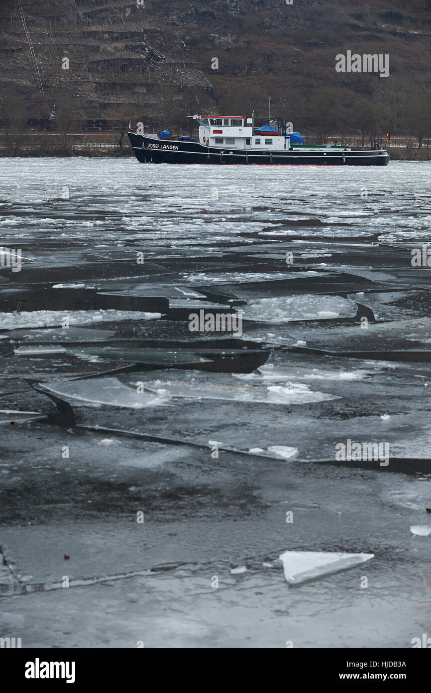 Oberfell, Germania. 24 gen 2017. L'ice breaker Josef Langen mantiene un percorso chiaro sul fiume Mosella vicino Oberfell, Germania, 24 gennaio 2017. La permanente il gelo ha causato il ghiaccio per formare sulla superficie. Foto: Thomas Frey/dpa/Alamy Live News Foto Stock