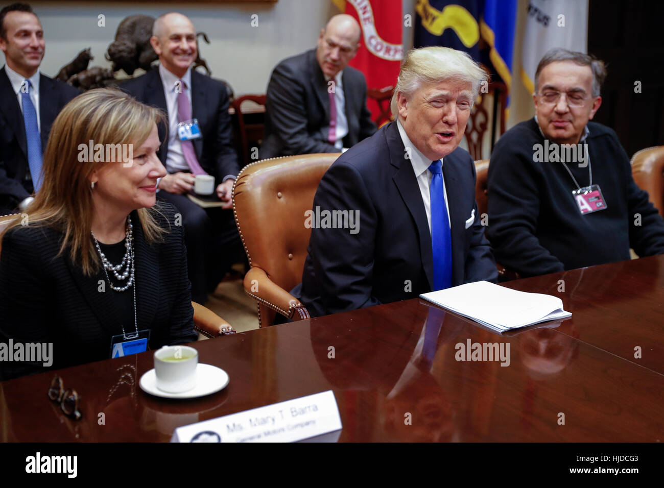 Washington, Stati Uniti d'America. 24 gen 2017. Il presidente statunitense Donald Trump (C), con il CEO di General Motors Maria Barra (L) e amministratore delegato di Fiat Automobili Chrysler Sergio Marchionne (2R), e offre commento all'industria automobilistica leader durante una riunione nella sala Roosevelt della Casa Bianca di Washington, DC, Stati Uniti d'America. Credito: Shawn Thew/Piscina via CNP /MediaPunch/Alamy Live News Foto Stock