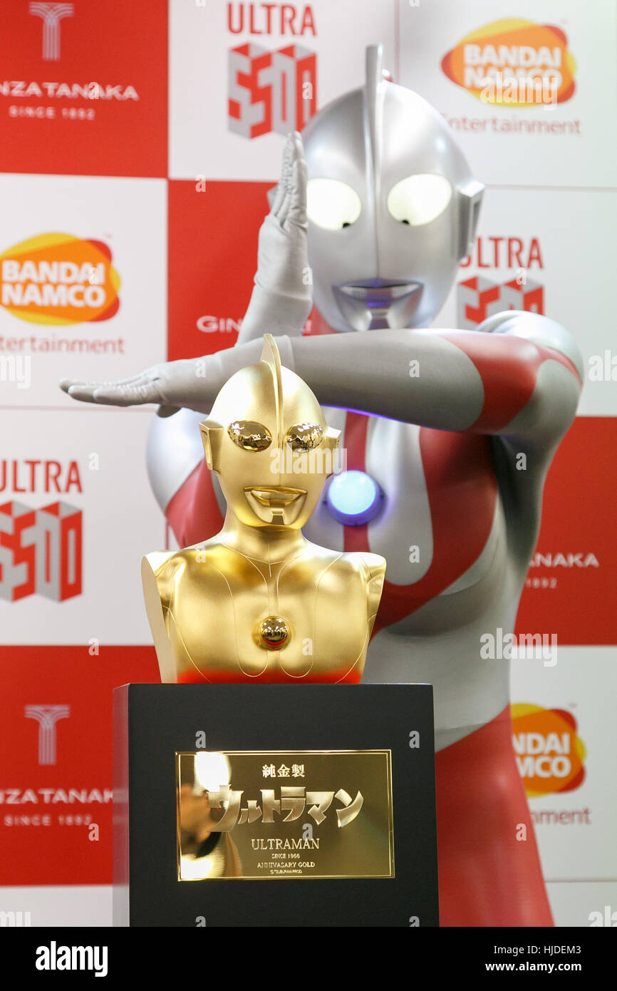 Tokyo, Giappone. 25 gennaio, 2017. Il supereroe giapponese Ultraman pone con il suo oro puro busto commemorativo a Ginza Tanaka negozio gioielli a Tokyo in Giappone. Esso è valutato a 110,000,000 JPY (circa 1 milione di USD.) Il negozio è anche la vendita di un set di 24k monete d'oro e una targa commemorativa fino al 31 gennaio. La serie TV giapponese è stato per la prima volta in onda nel 1966. Credito: Rodrigo Reyes Marin/A Foto Stock