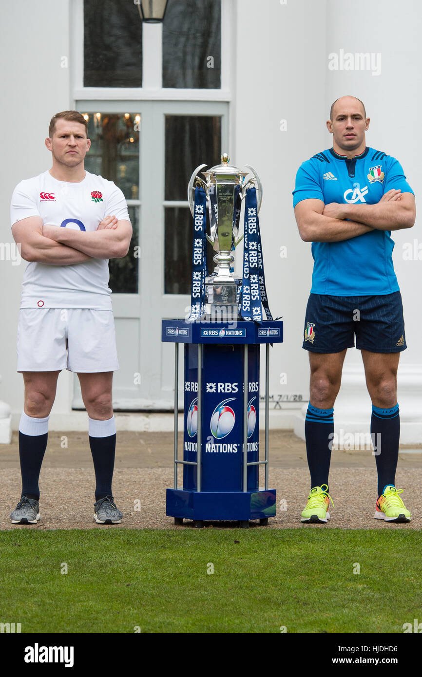 Londra, Regno Unito. Il 25 gennaio 2017. Team dei capitani, Dylan Hartley (Inghilterra) e Sergio Parisse (Italia) con sei nazioni trofeo al lancio di RBS 6 Nazioni del campionato a Hurlingham Club London Credit: Alan D Ovest/Alamy Live News Foto Stock