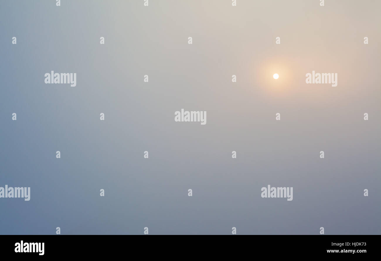 Composizione astratta di sole attraverso la nebbia, interessanti i gradienti di colore. Foto Stock
