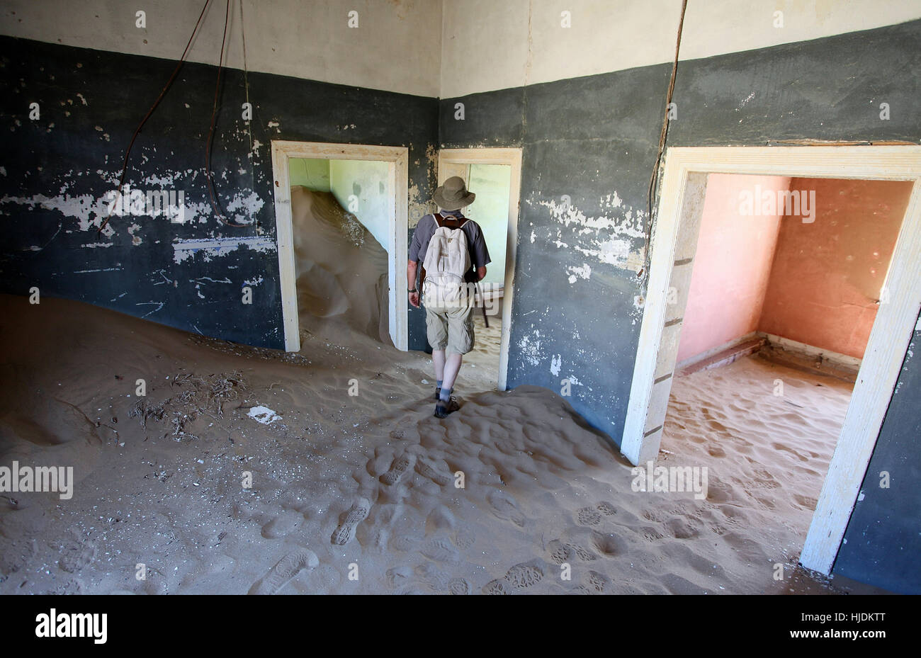 Turisti in una delle abitazioni abbandonate a diamante Kolmanskop città mineraria in Namibia Foto Stock