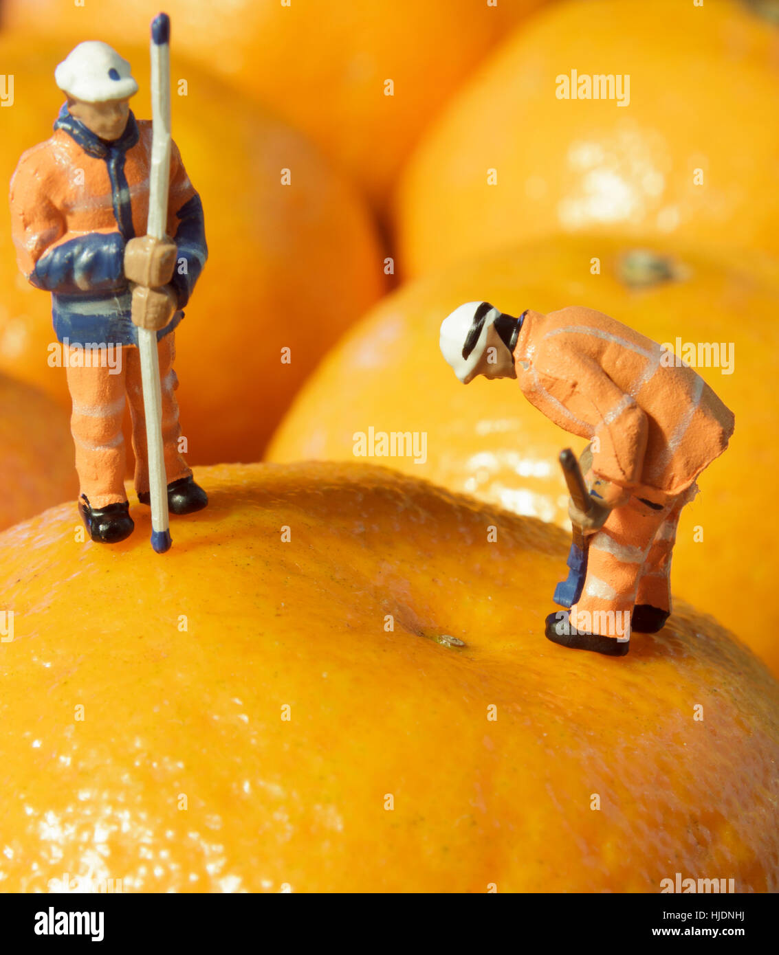 Le figure in miniatura e gli oggetti della vita quotidiana. Foto Stock