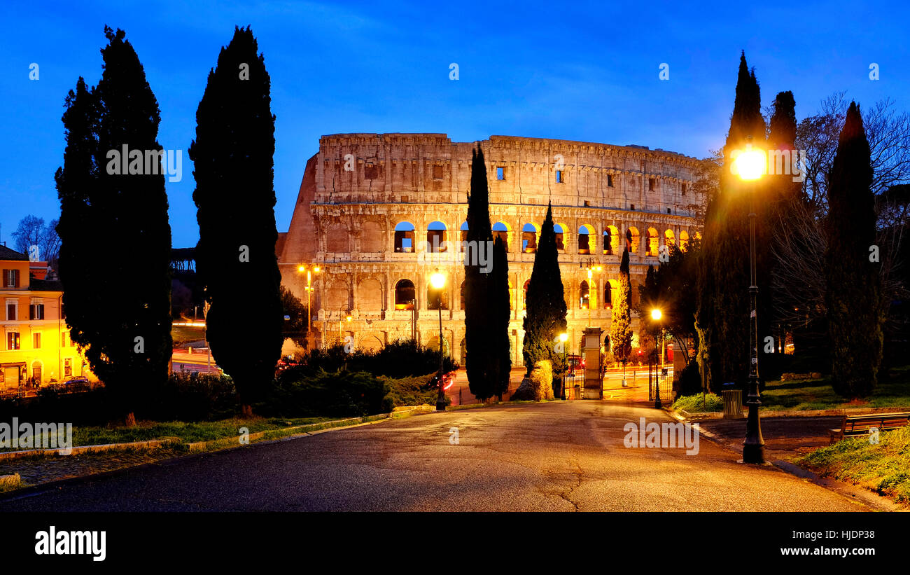 Vista del Colosseo dal Colle Oppio, Roma Italia Foto stock - Alamy