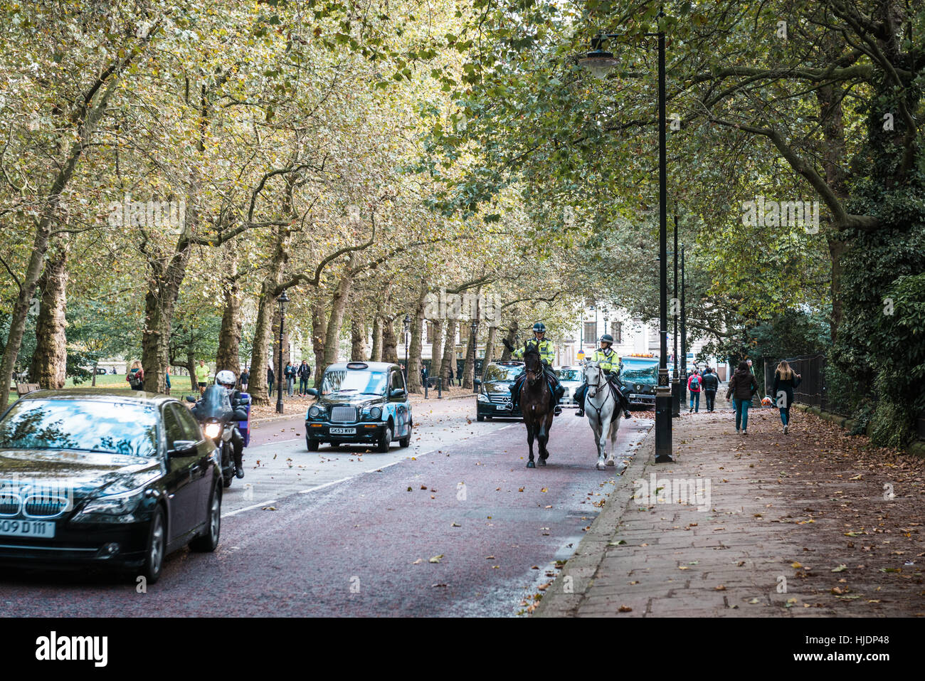 London, Regno Unito - 18 Ottobre 2016: montato gli ufficiali di polizia a cavallo nelle strade di Londra, Regno Unito Foto Stock
