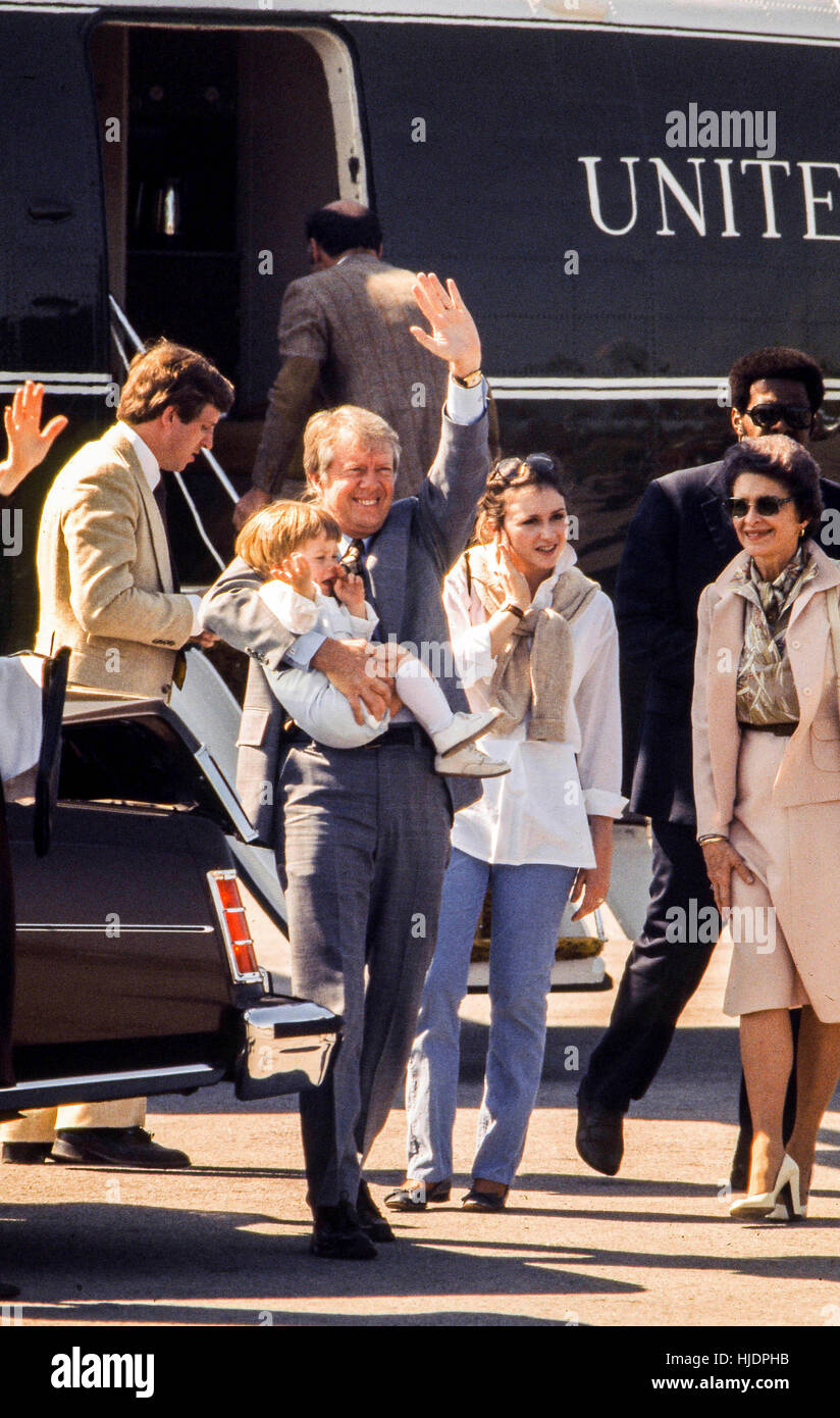 Il presidente Jimmy Carter approda Marine una holding nipote Jason Carter nel suo braccio inizia un week-end di Pasqua visita a Calhoun, Georgia nel 1979. Nipote Jason Carter - ora 39- è stato sconfitto in una corsa per il governatore nel 2014 Georgia elezione generale. - Per la licenza di questa immagine, fare clic sul carrello di seguito - Foto Stock