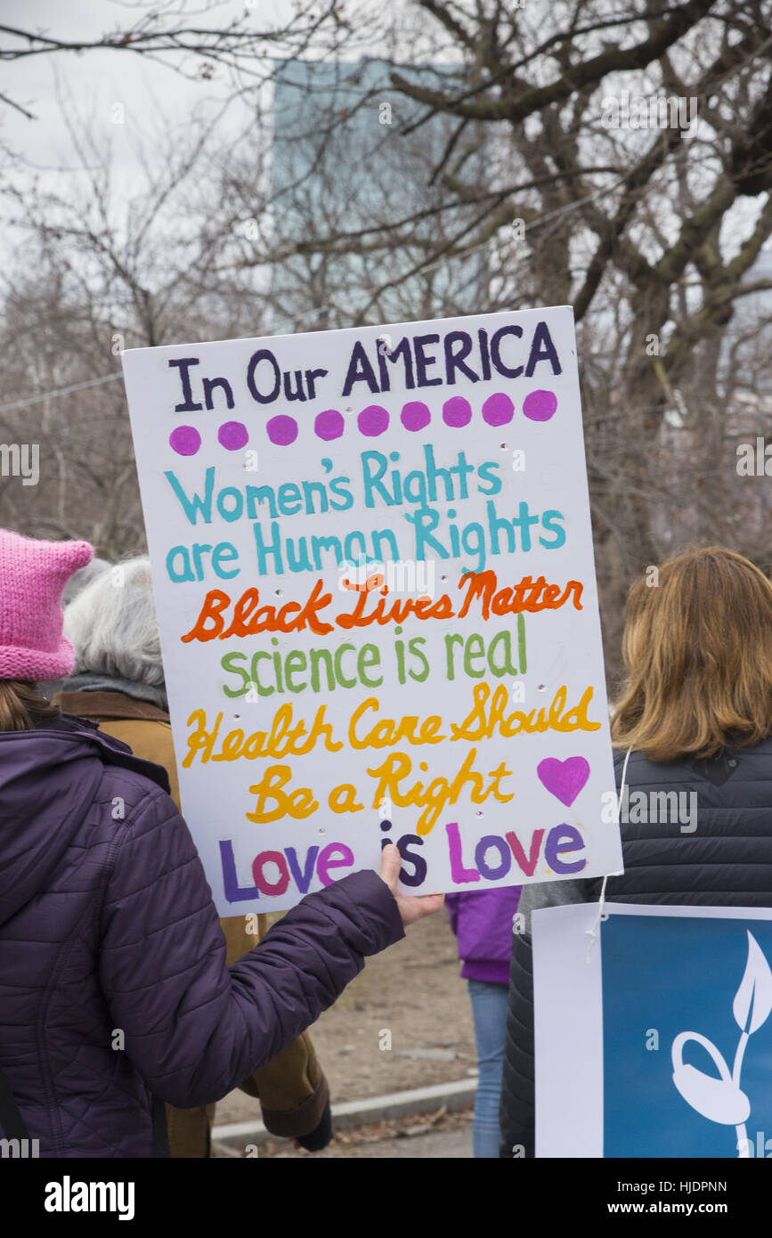 Boston donna marzo Jan 21, 2017 sul Boston Common oltre 170.000 uomini e donne marzo il giorno dopo Donald Trump è giurato in come il quarantacinquesimo presidente Foto Stock