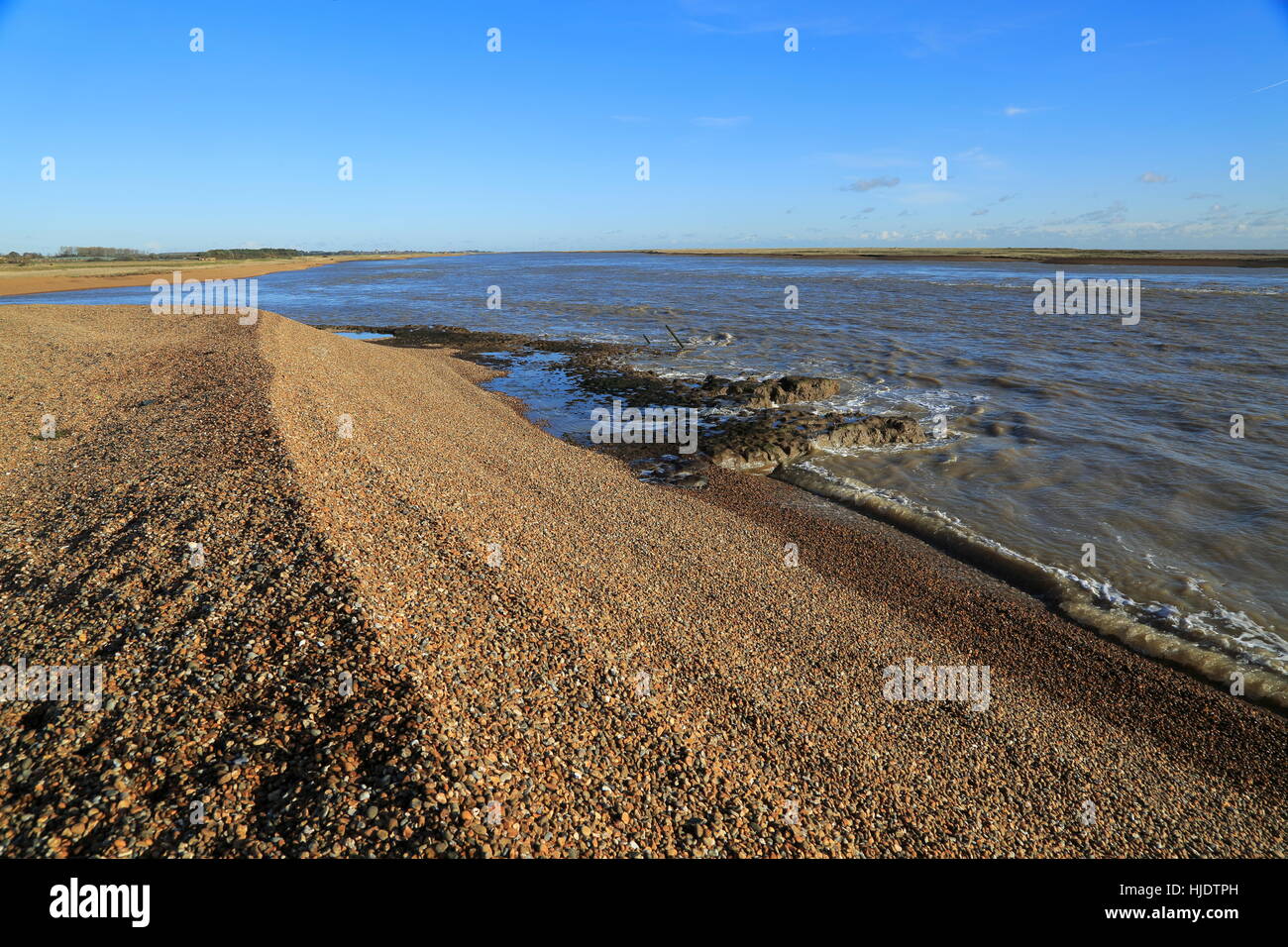 Nord Weir punto la punta meridionale di Orford Ness allo spiedo, minerale di fiume, strada di ciottoli, Suffolk, Inghilterra, Regno Unito Foto Stock