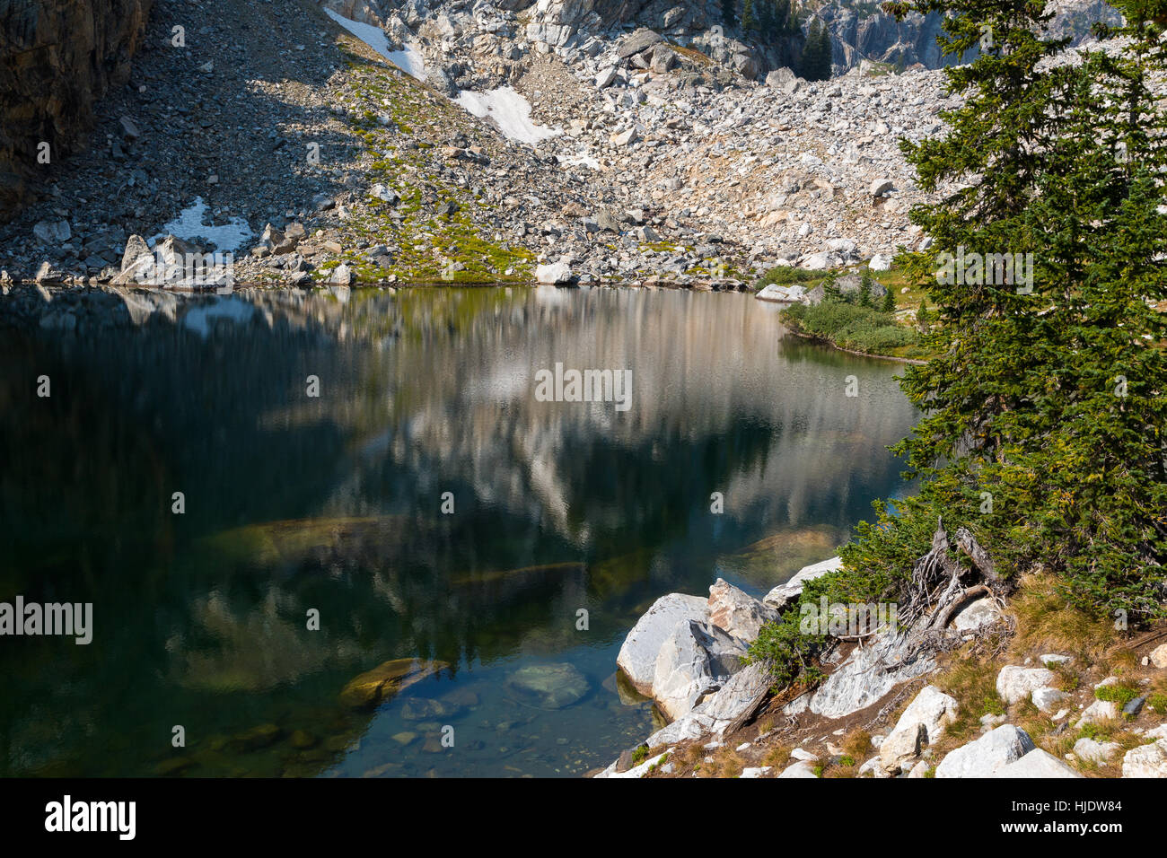 Una morena glaciale che sovrasta il lago Ramshead nel Teton Mountains. Il Parco Nazionale del Grand Teton, Wyoming Foto Stock