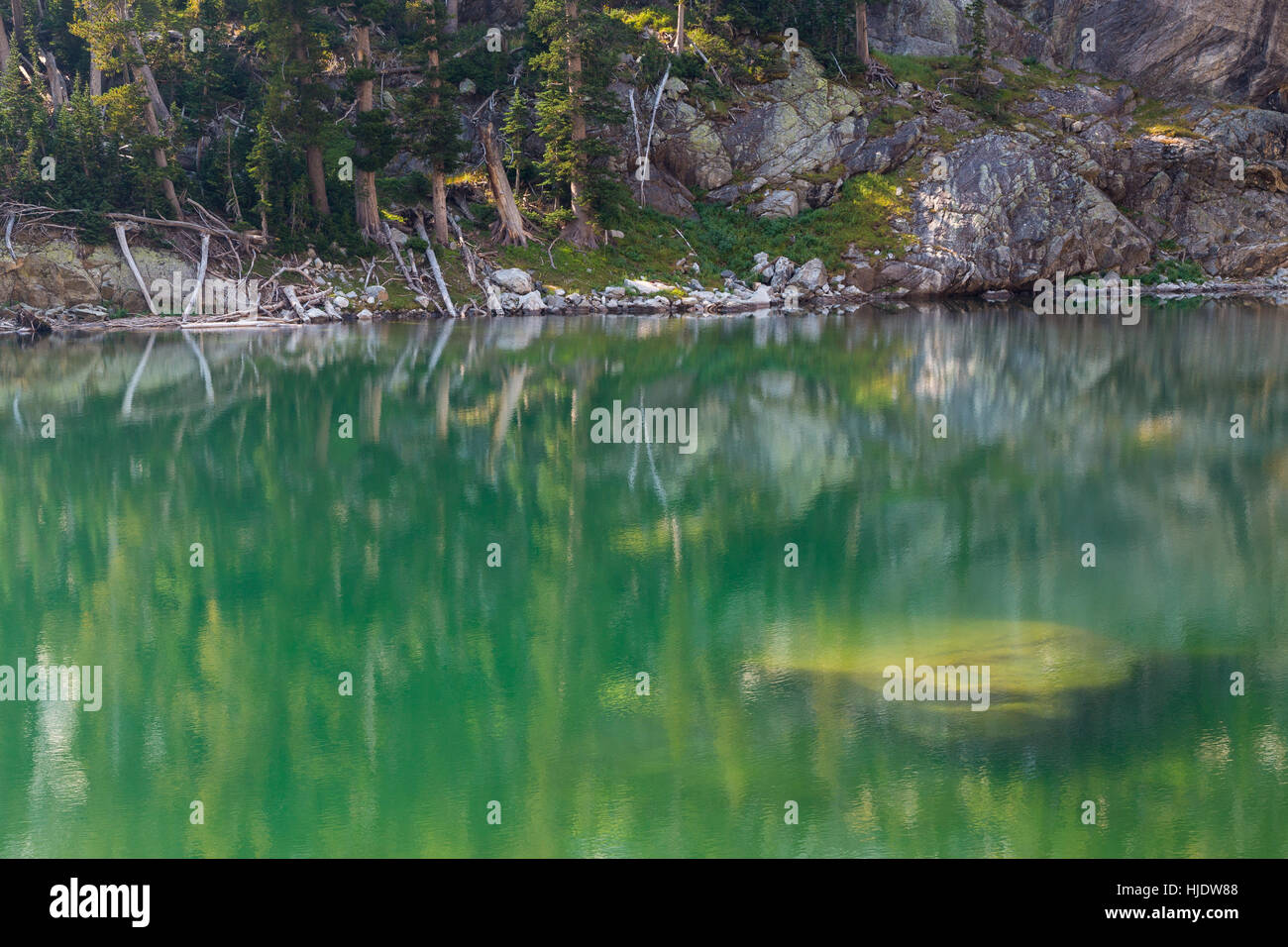 Verdastra acque turchesi del lago Ramshead riflettendo i suoi dintorni nel Teton Mountains. Il Parco Nazionale del Grand Teton, Wyoming Foto Stock