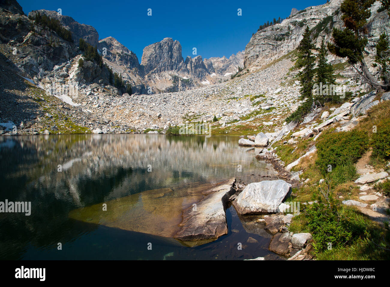Rock Of Ages tappatura del retro del Canyon appeso sopra il lago Ramshead nel Teton Mountains. Il Parco Nazionale del Grand Teton, Wyoming Foto Stock
