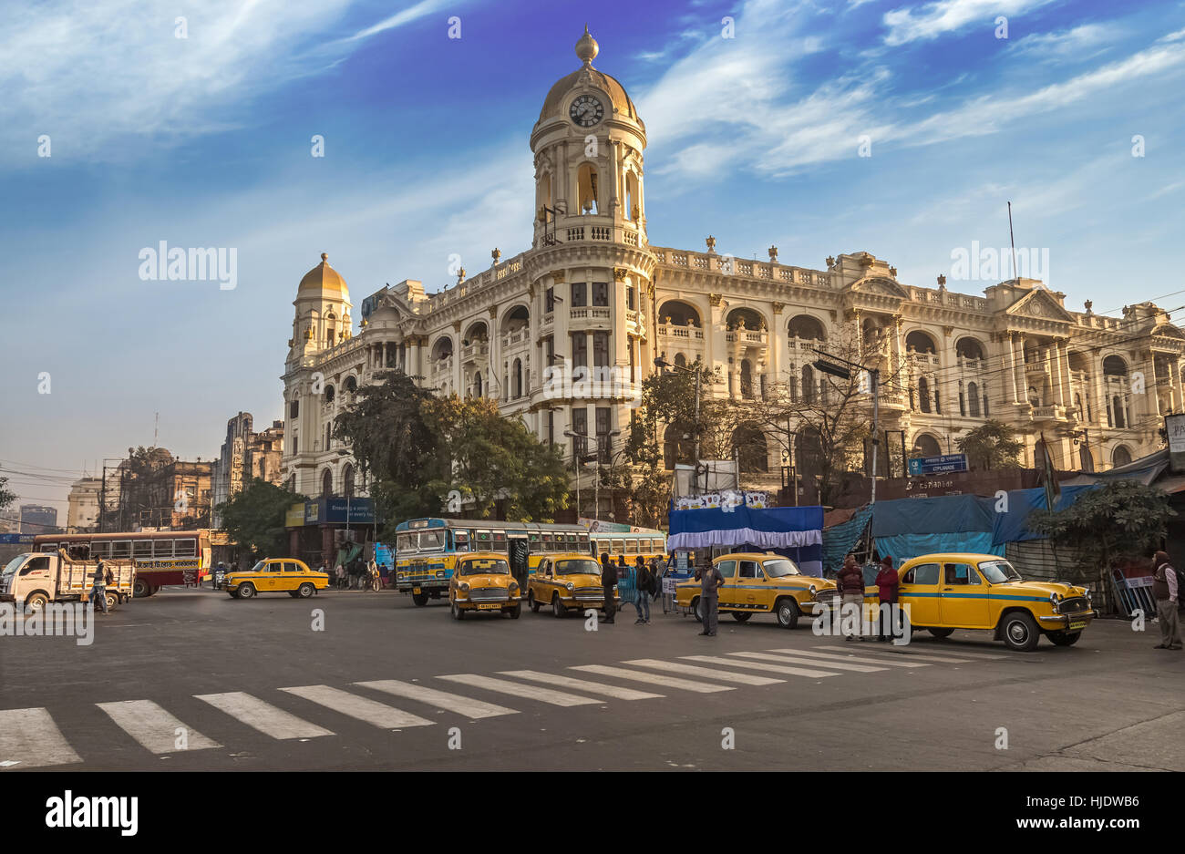 Famosa città indiana road landmark chowringhee dharamtala attraversando kolkata con il patrimonio coloniale di edifici. Foto Stock