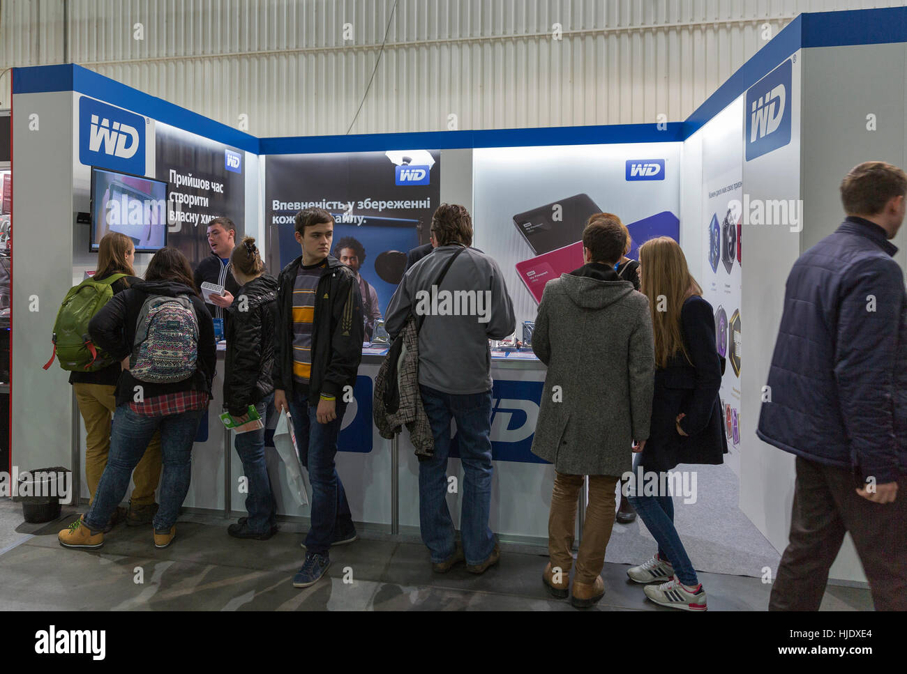 KIEV, UCRAINA - 11 ottobre 2015: la gente visita Western Digital, American calcolatore di memorizzazione dati azienda stand durante la CEE 2015, il più grande di elettronica Foto Stock