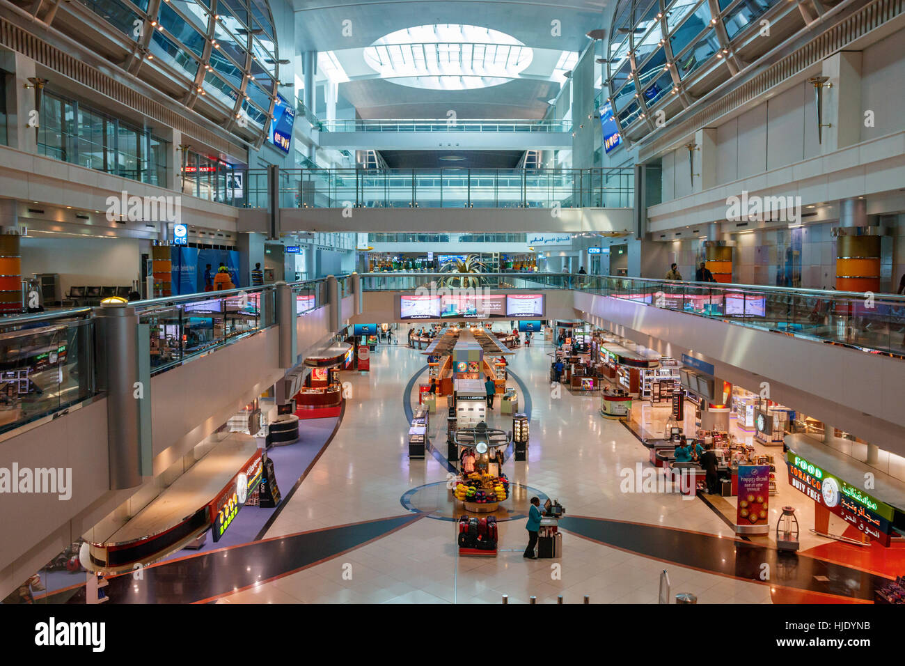 Grande area di vendita al dettaglio di uno del Dubai International Airport Terminal, Foto Stock