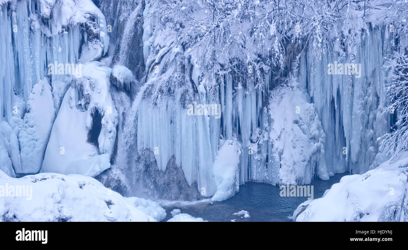 Cascate di ghiaccio in inverno presso i laghi di Plitvice in Croazia. Foto Stock