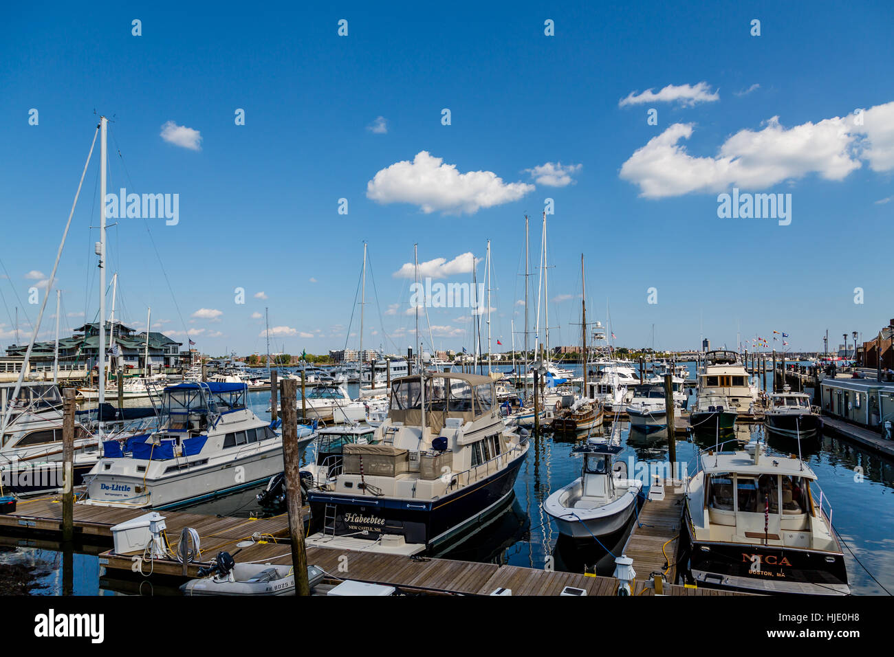 Barche a vela bianca nella tranquilla Baia Blu Foto Stock