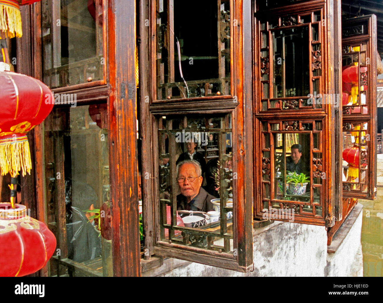 Le finestre di casa da tè in acqua Xitang cittadina nel Yangze Delta. Foto Stock