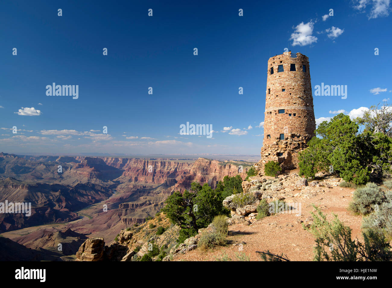 Vista del deserto torre di avvistamento, è un 70-piedi-alto edificio in pietra situato al Margine Sud del Grand Canyon National Park, Arizona USA Foto Stock