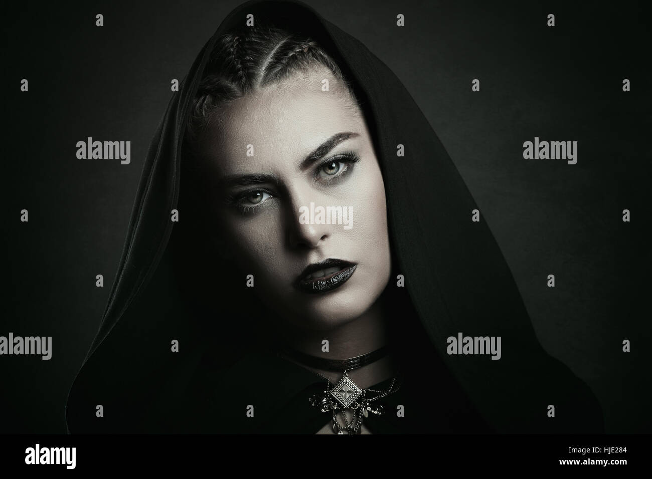 La donna vampiro con bellissimi occhi verdi . Halloween e horror Foto Stock
