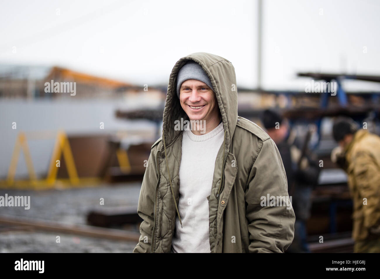 Chiusura del sorriso man indossando giacca invernale Foto Stock