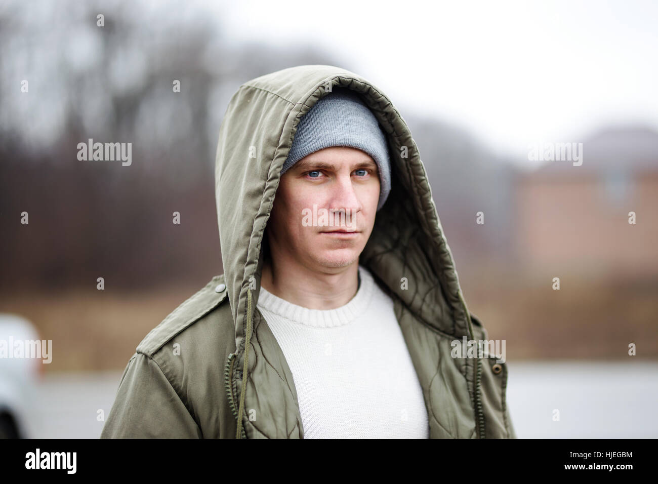 Close up di pensosa uomo indossando giacca invernale Foto Stock