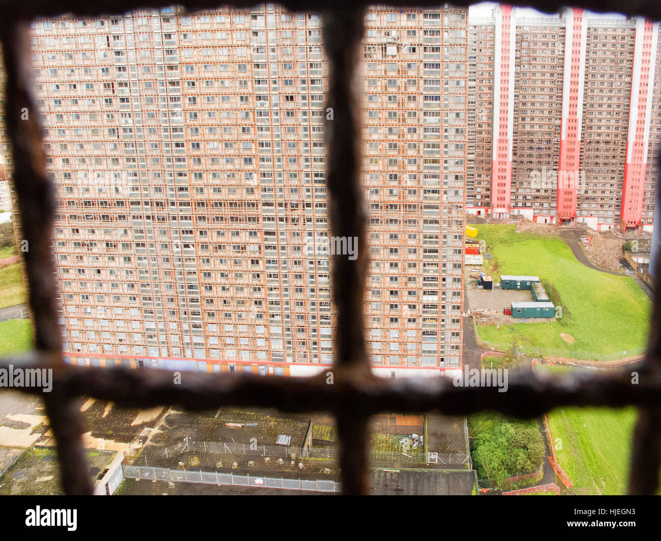 Vista da Red Road Flats a Glasgow guardando verso il basso dal 23rd ° piano. Essere preparati per la demolizione. Foto Stock