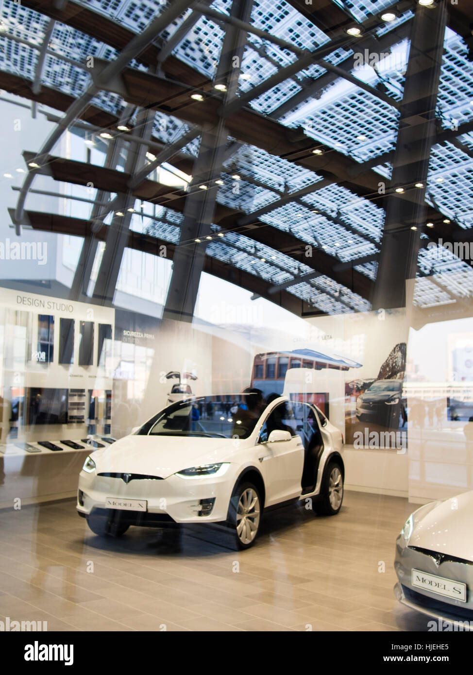 Tesla Suv, Car showroom in Milano, Piazza Gae Aulenti, Italia Foto Stock