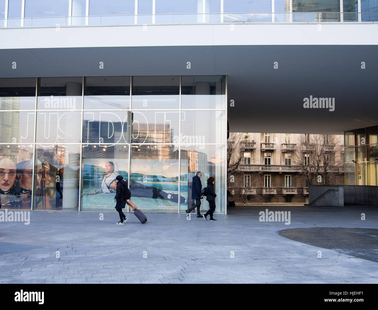 Nike Store di Gae Aulenti piazza nuova architettura in centro a Milano, vicino alla stazione ferroviaria di Foto stock - Alamy